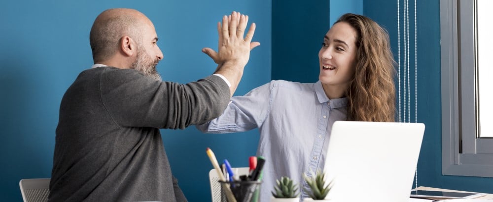 colegas felices trabajar juntos Habilidades de la Inteligencia Emocional